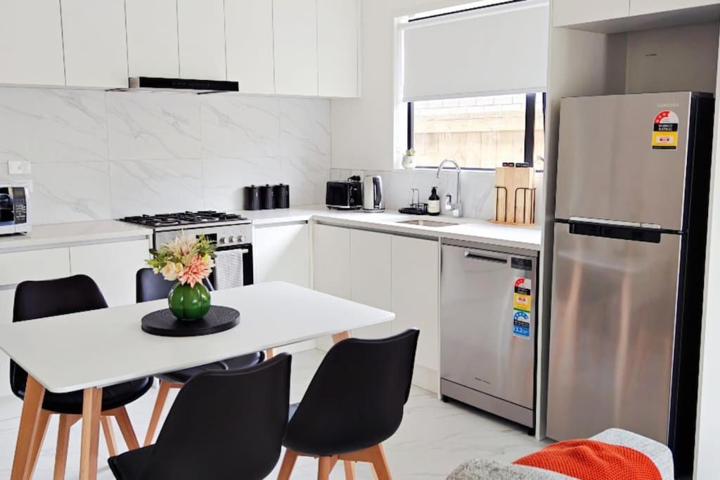 Villa Modern & Cozy New Build Retreat Hamilton Esterno foto